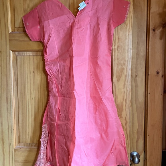 Women’s shalwar kameez. Never worn. Coral colored with digital print . - Picture 3 of 12